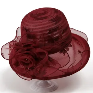 Dettaglio di cappello in organza bordeaux con grande fiore 3D e ricami floreali fini