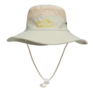 Detail der atmungsaktiven Mesh-Krone und TravellerS-Stickerei auf dem Outdoor-Sonnenhut