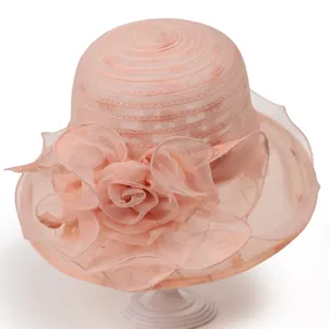 Dettaglio di cappello da sole in organza rosa con fiore fatto a mano e perle chic