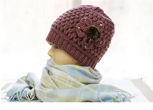Vista detallada del gorro de punto rosa oscuro con flores hechas a mano y lentejuelas