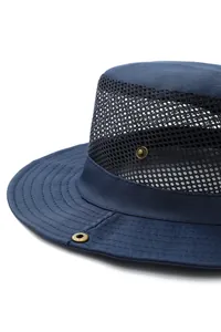 Détail d'un chapeau de soleil bleu marine avec maille respirante et bord renforcé