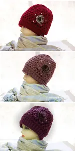 Detalle de gorros de punto de lana con flores de pelo sintético y brillantes sutiles