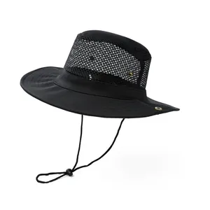 Détail d'un chapeau de soleil noir avec maille respirante et cordelette coupe-vent réglable