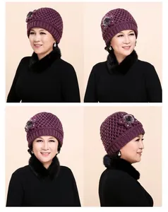 Vista detallada de gorro de punto morado para mujer mayor con flores y cuentas decorativas