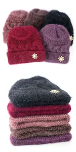 Detalle de gorros de punto cálidos para mujeres mayores con adornos de flores de cristal