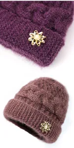 Detalle de gorro de punto de invierno para anciana con broche de flor de perlas
