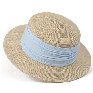 Détail d'un chapeau de paille tressé avec ruban plissé bleu clair élégant et chic