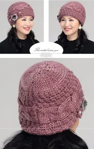 Detalle del tejido y decoración floral con perlas en gorro de invierno para mujer