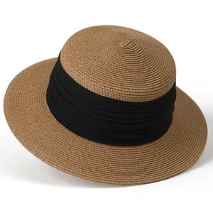 Détail du chapeau de paille à sommet plat avec ruban plissé noir pour femmes