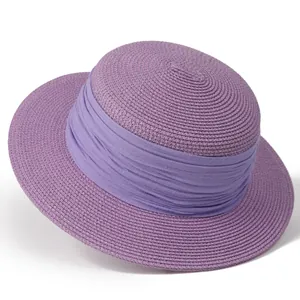 Vue détaillée de la texture de paille lavande et du ruban plissé sur le chapeau d'été
