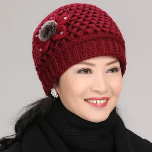 Gorro de punto granate para mujeres mayores con detalles florales de strass y forro cálido