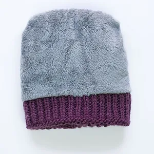 Gorro de invierno para mujeres mayores en piel sintética gris y borde de punto morado