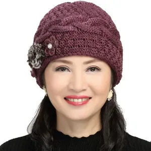 Gorro de punto de invierno para mujeres mayores con pompón de piel y flor