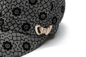 Gros plan sur texture à carreaux gris avec dentelle noire et charm nœud doré
