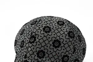Vue détaillée de la dentelle florale en maille avec paillettes sur cette casquette pour femme