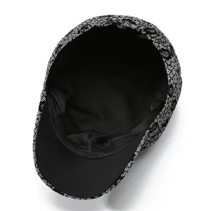 Détail du motif floral en dentelle sur la casquette pour femmes âgées avec dos élastique