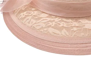 Détail d'un chapeau de soleil élégant en organza avec dentelle et bordure en soie
