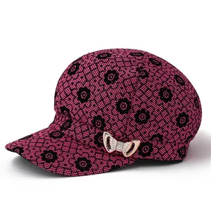 Casquette rose pour femmes âgées avec broderie en dentelle noire et détail de nœud