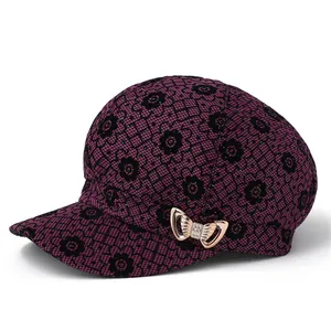 Casquette élégante violette pour femmes âgées avec dentelle florale noire et nœud doré