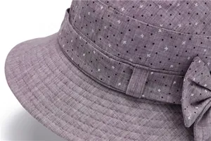 Vue détaillée d'un chapeau de soleil violet avec ruban à pois et nœud élégant