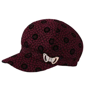 Casquette gavroche bordeaux élégante pour femmes avec dentelle florale et nœud en strass