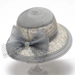 Chapeau de soleil élégant pour femmes en gris argenté avec dentelle et nœud en organza