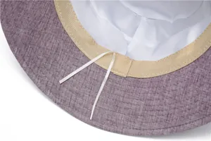 Vue détaillée du chapeau de soleil violet avec doublure interne et cordon de serrage