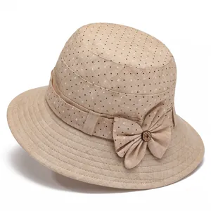 Vue détaillée d'un chapeau de soleil beige avec pois étoilés et élégant nœud à boucle rétro