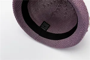 Détail intérieur du chapeau de soleil violet montrant le bandeau et l'étiquette textile