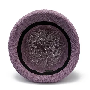 Détail de l'intérieur du chapeau lavande avec bande de confort et étiquette de soin