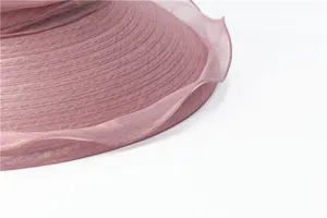 Détail macro du chapeau de soleil en organza violet montrant le tissage en spirale