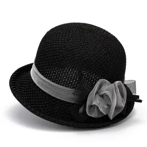 Chapeau de soleil tissé noir élégant pour femmes avec décoration florale en mesh gris