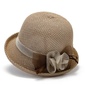 Détail du chapeau de soleil tressé kaki avec ruban de satin doré et fleur en résille