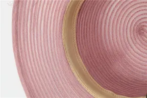 Vue macro détaillée de la texture tissée et de la bande anti-sueur sur un chapeau de soleil