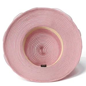 Vue détaillée du chapeau de soleil en organza rose avec structure interne et bandeau