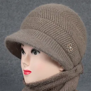 Winter Strickmütze und Schal Set für ältere Damen in Hellbraun mit Perlen-Schleife