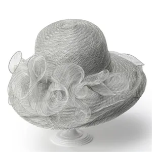 Vue détaillée du chapeau de soleil élégant en organza gris clair avec froufrous