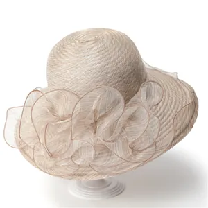Détail de la fleur en organza beige et texture tissée fine sur un chapeau de soleil d'été