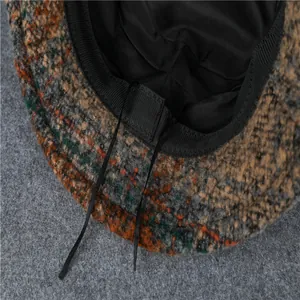 Dettaglio del cappello di lana con cordoncino regolabile e fodera interna di qualità