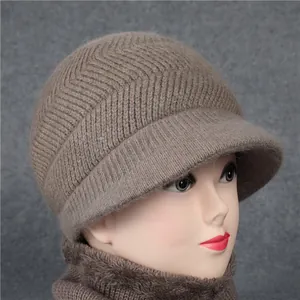 Detailansicht von Winter Strickmütze und Schal Set mit dickem Fleecefutter in Graubraun