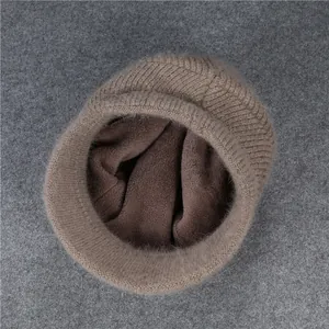 Detailansicht des dicken Fleecefutters und der Strickstruktur einer warmen Damenmütze