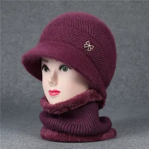 Detail von lila Winterstrickmütze und Schal Set mit Fleecefutter und Perlen-Schleifen-Deko