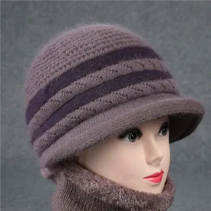 Detalle de gorro de punto y bufanda de cuello con rayas moradas y forro polar suave