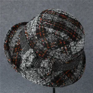 Elegante cappello di lana a quadri per donne anziane con un raffinato fiocco laterale