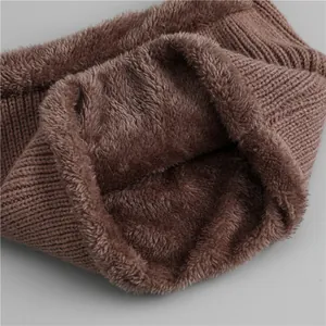 Gros plan détaillé d'un tour de cou en tricot marron avec doublure polaire épaisse chaude