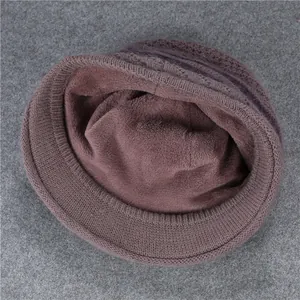 Vista detallada del forro polar marrón grueso y la textura de punto del gorro de invierno