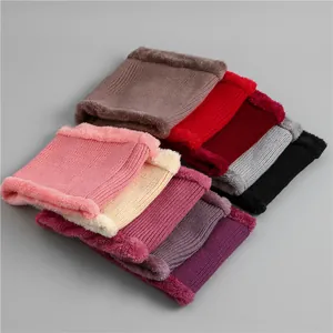Gros plan de cache-cols en tricot de couleurs variées avec doublure polaire épaisse