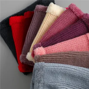 Gros plan de cache-cous tricotés colorés montrant la doublure polaire et les textures