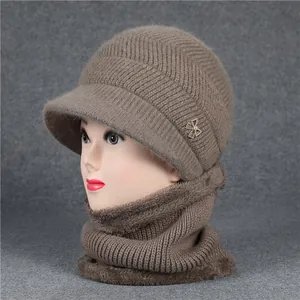Detail der mokkabraunen Strickmütze mit Strass-Schleife und dickem Fleecefutter für den Winter