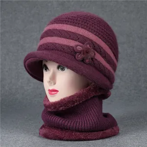 Detalle del forro de felpa grueso dentro del conjunto de gorro y bufanda de punto de invierno